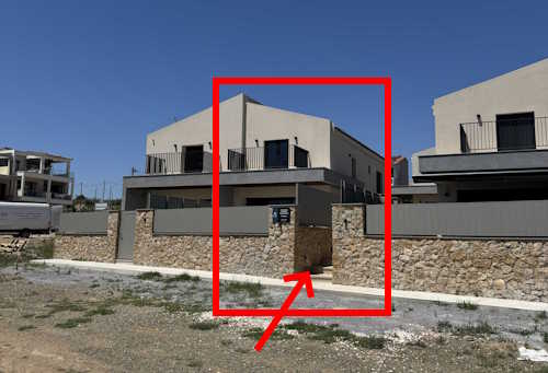Front of the house / Πρόσοψη του σπιτιού